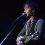 演出中的黄家驹照片