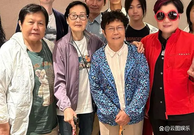 歌王罗文病逝21年，姐姐妹妹罕露面