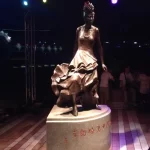 梅艳芳铜像