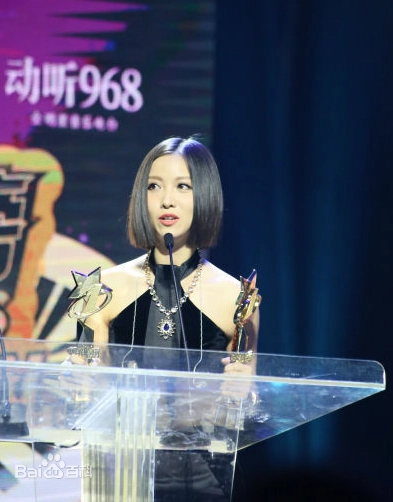 姚贝娜在“第一届中国新歌榜颁奖盛典”上获奖
