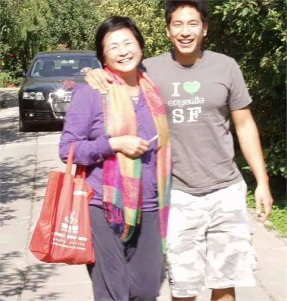 原和玉发文悼念母亲郑佩佩
